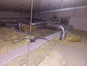 Zateplení stropu bytového domu pomocí foukané izolace